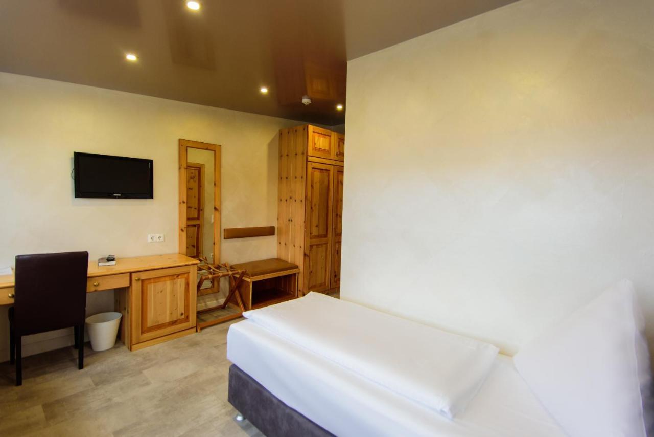 Hotel Bohn Метцинген Екстер'єр фото